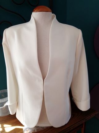Traje chaqueta y falda recta blanco.
Talla 46