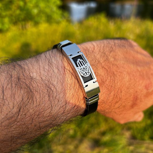 Pulsera Mano de Fátima cuero negro y acero
