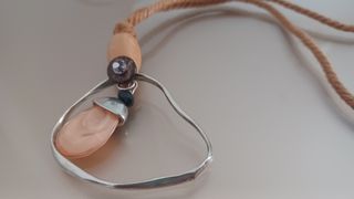 Collana con ciondolo e cordino
