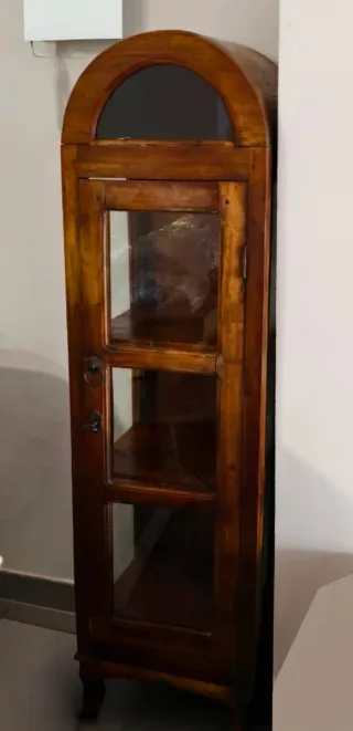 Vitrina antigua de madera y cristal