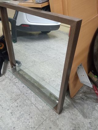 Espejo con estantería de cristal