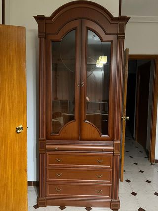 Mueble de salón de madera con puertas de cristal