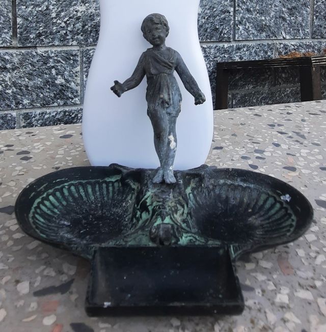 Antico pezzo con statuetta