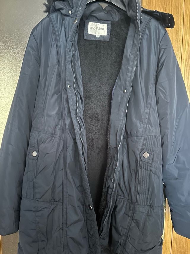 Abrigo azul marino con capucha y pelo