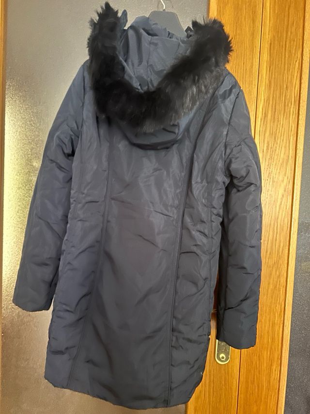 Abrigo azul marino con capucha y pelo