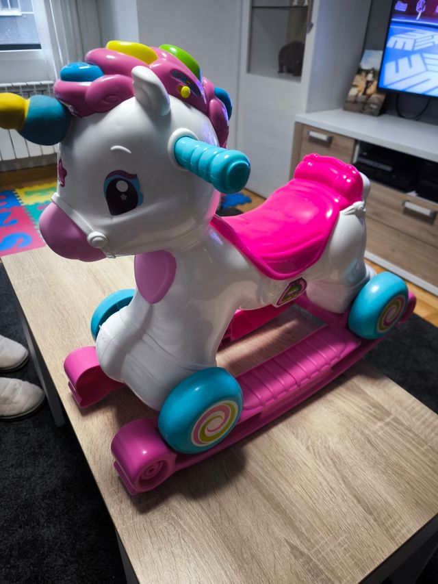 Caballo balancín unicornio