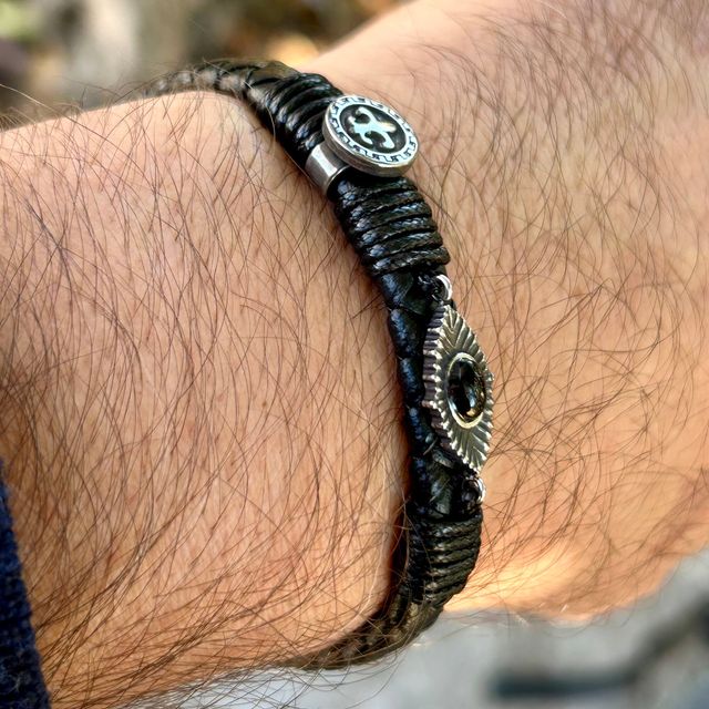 Pulsera cuero trenzado flor de lis y ónix ajustabl