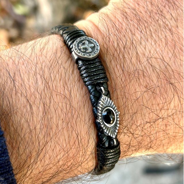 Pulsera cuero trenzado flor de lis y ónix ajustabl