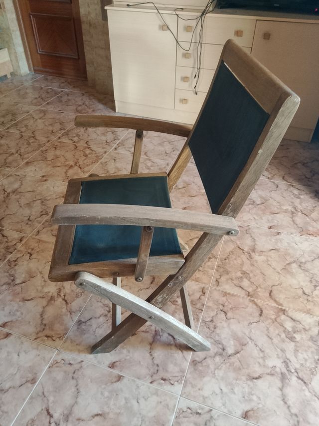 Sedie in legno massiccio antico.