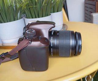 Canon EOS 1100D Cámara Marrón