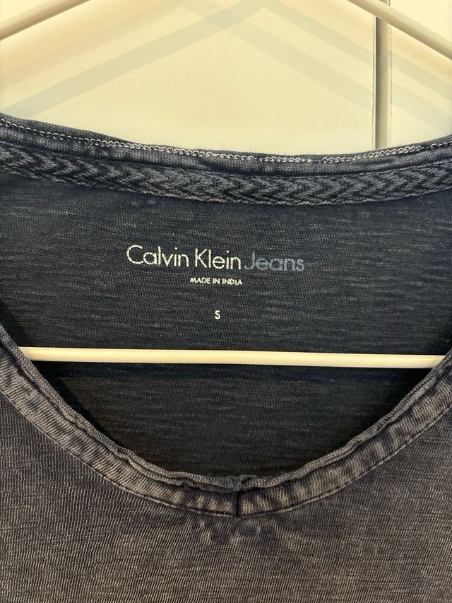 T-shirt Calvin Klein nera con scollo a V e sfumatura blu