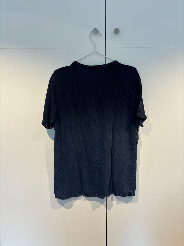 T-shirt Calvin Klein nera con scollo a V e sfumatura blu