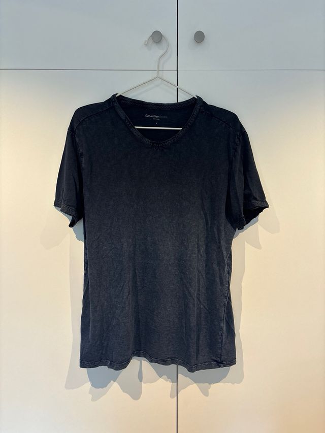 T-shirt Calvin Klein nera con scollo a V e sfumatura blu