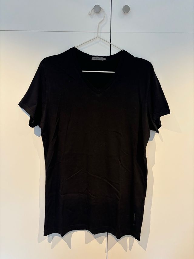 T-shirt Calvin Klein nera con scollo a V e sfumatura blu