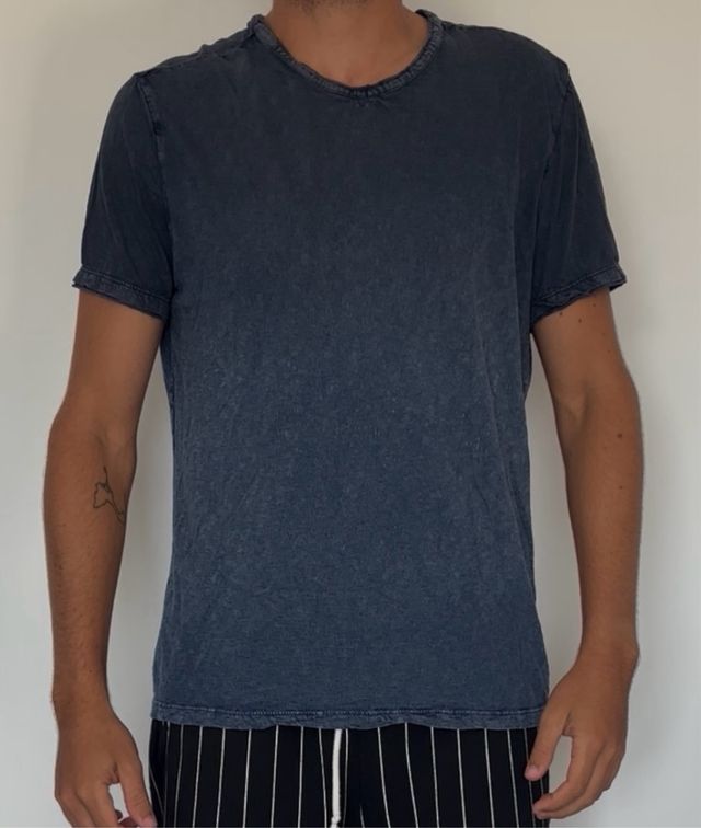T-shirt Calvin Klein nera con scollo a V e sfumatura blu