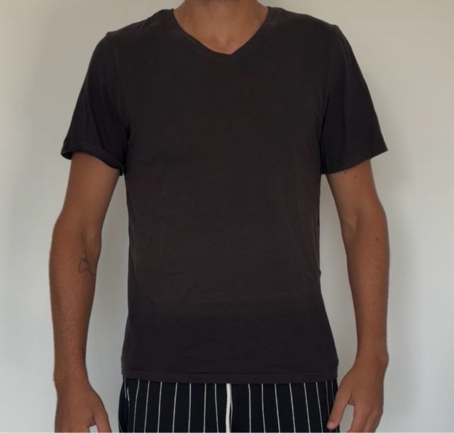T-shirt Calvin Klein nera con scollo a V e sfumatura blu