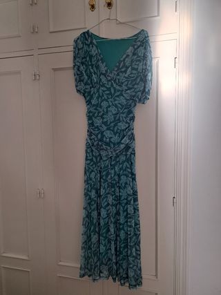 Vestido de fiesta verde con estampado floral