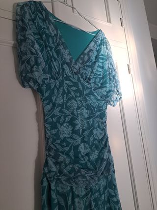 Vestido de fiesta verde con estampado floral