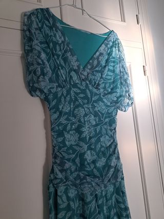 Vestido de fiesta verde con estampado floral