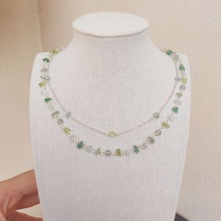 Collana con pietre e cristalli verdi