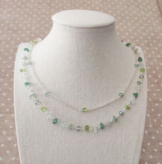 Collana con pietre e cristalli verdi