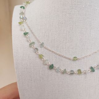 Collana con pietre e cristalli verdi