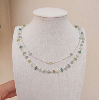 Collana con pietre e cristalli verdi