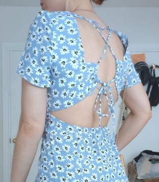 Vestido floral azul con margaritas