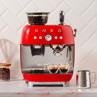 Cafetera Smeg Roja EGF03 con Molinillo