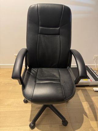 Silla de escritorio negra de piel sintética