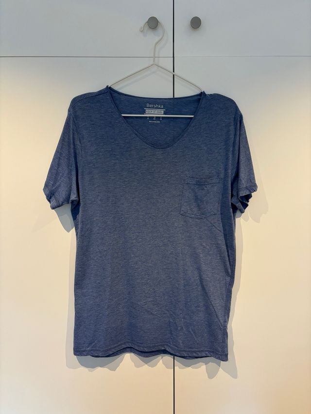 T-shirt blu Bershka e 2 magliette nere H&M