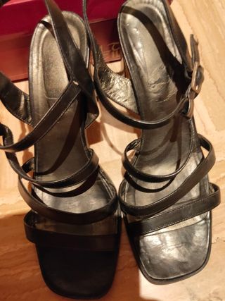 Sandalias de tacón negras tiras talla 38