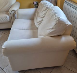 Due divani in pelle chiara