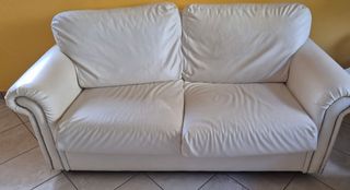 Due divani in pelle chiara