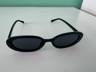 Gafas de sol ovaladas negras