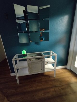 Mueble de entrada blanco con espejo