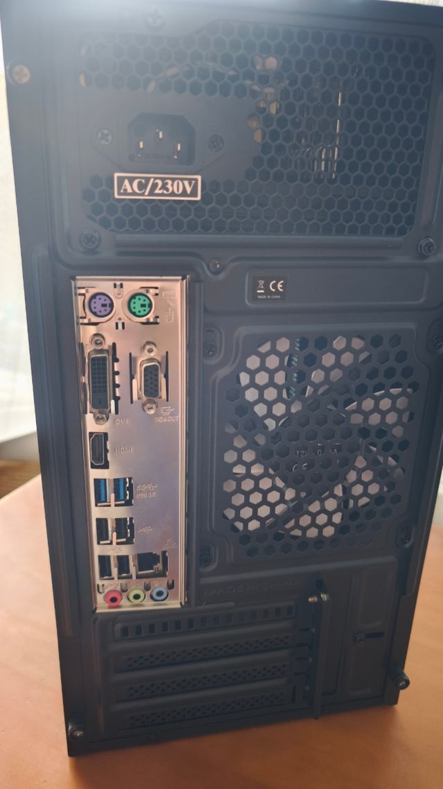 PC desktop completo in buone condizioni