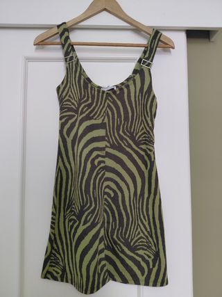 Vestido Bershka estampado cebra verde
