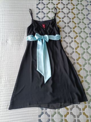 Vestido de fiesta negro con lazo azul