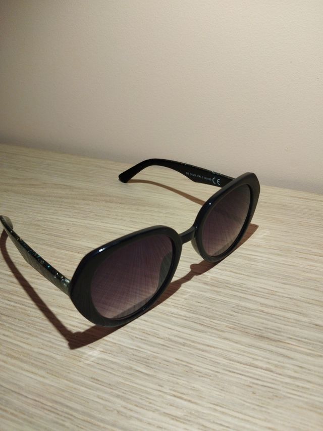 Occhiali da sole da donna neri.