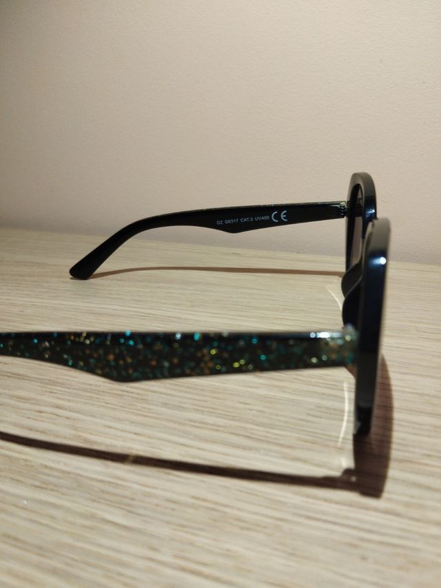 Occhiali da sole da donna neri.