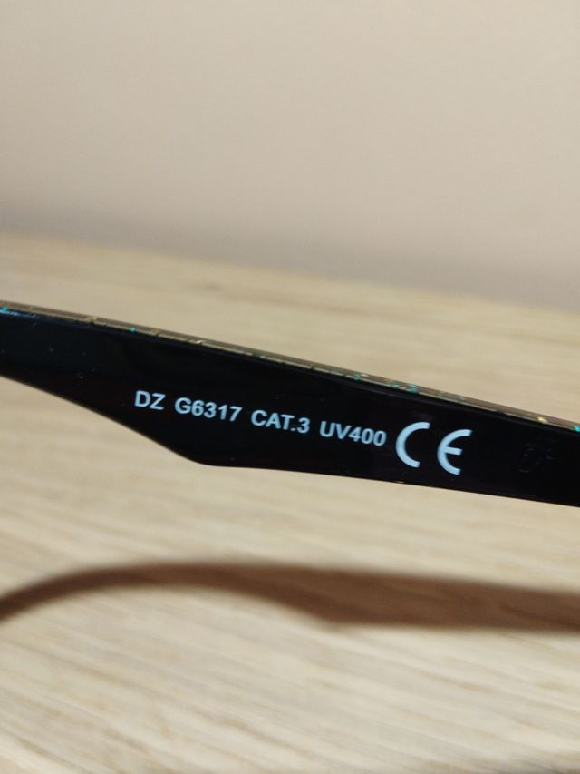 Occhiali da sole da donna neri.