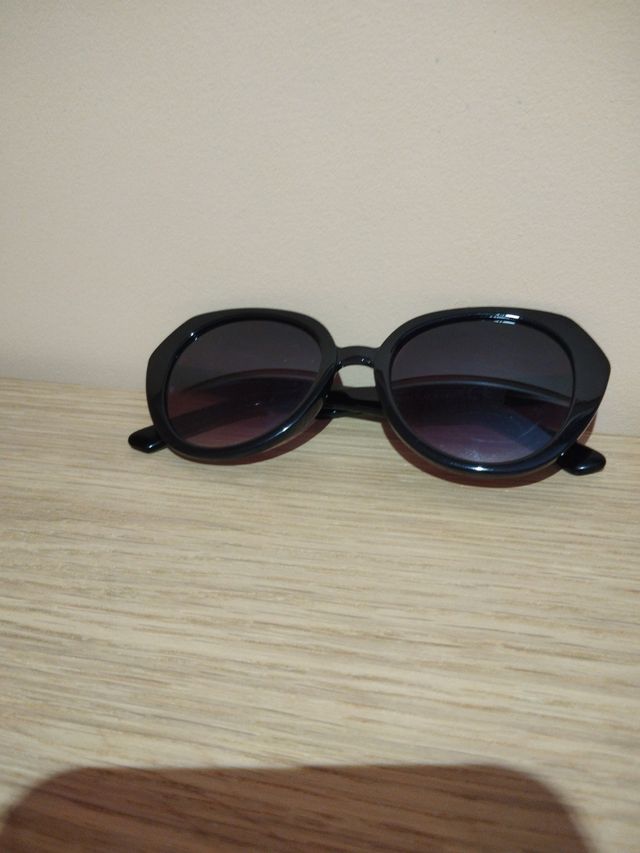 Occhiali da sole da donna neri.