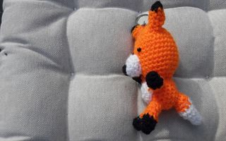 Muñeco zorro de crochet hecho a mano