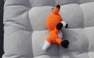 Muñeco zorro de crochet hecho a mano
