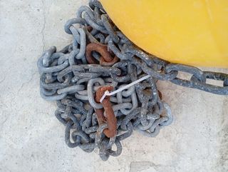 BOYA AMARILLA CON CADENA DE AMARRE.
