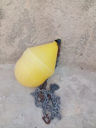 BOYA AMARILLA CON CADENA DE AMARRE.