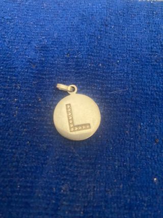 Colgante de acero con letra L