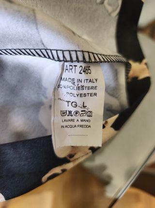 Vestido de cóctel negro con estampado floral