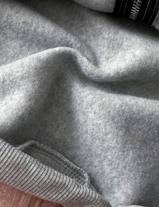 Sudadera con cremallera gris